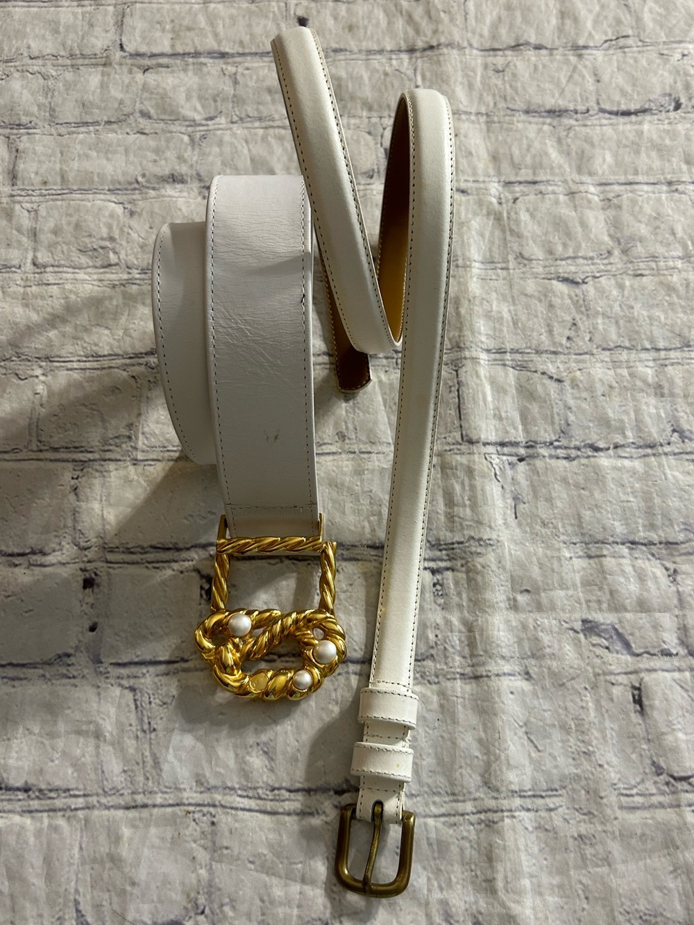 MONDI MADE IN GERMANY WHITE WITH GOLD TONE BUCKLE & THIN OFF WHITE VTG BELT